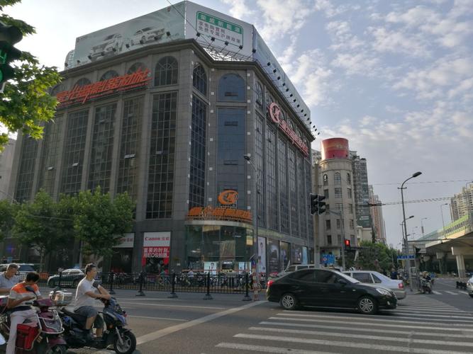 上海星光摄影器材城是卢湾店好还是长宁店好,上海摄影馆
